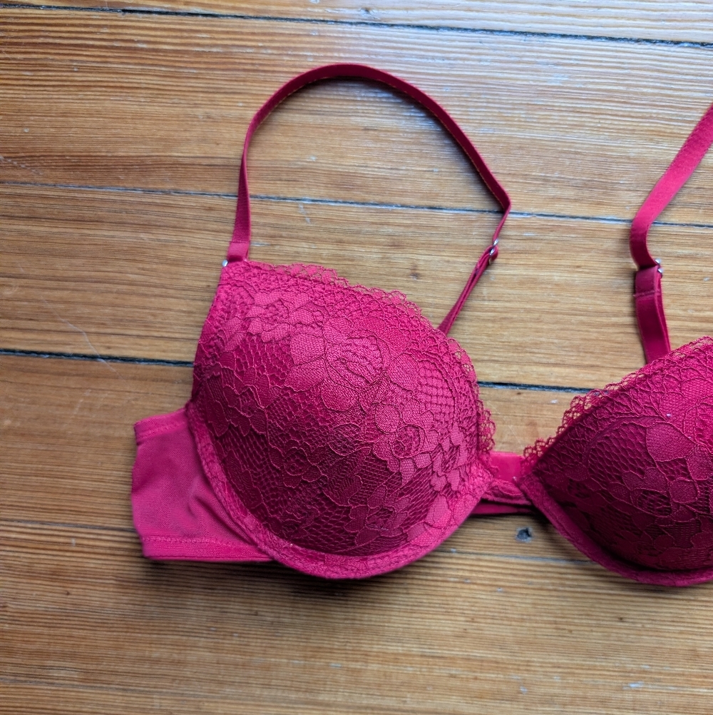 Red Lace Bra - Picture 3 of 8